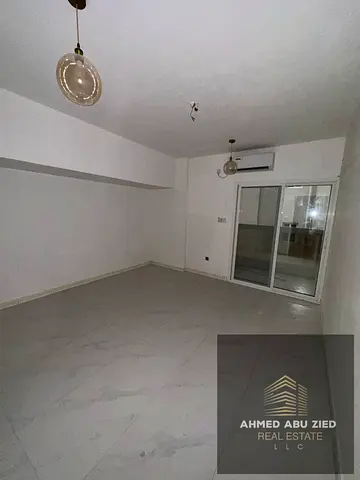 ثلاث غرف وصاله بموقع مميز - بناية مجدده بالكامل - صاله كبيره - 4 بلكونه بإطلالة مفتوحة - 2 حمام - تكييف اسبيلت - السعر : 40 الف - قريب من جميع الخدمات