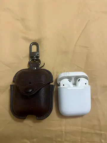 Apple AirPods (1st/2nd gen) with leather keychain case - only one side working.