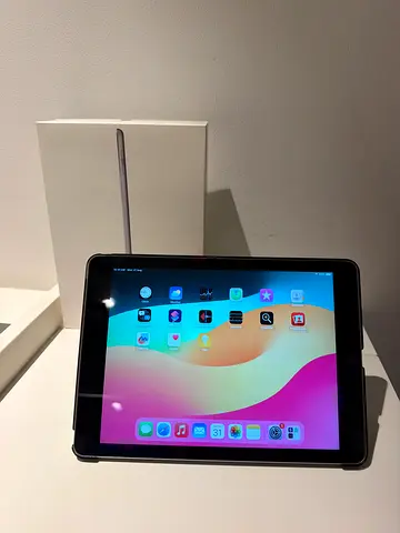 iPad 6th Generation, 32 GB and original box - Good condition
