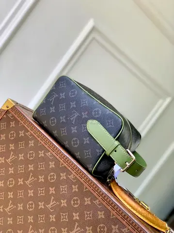 Louis vuitton locker Dopp kit