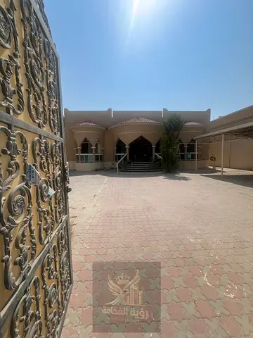 Villa for rent in Al Qadisiyah 3 master bedrooms majlis large living room maid room and storage