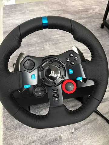 Logitech G29 Driving Force racing wheel with floor pedals