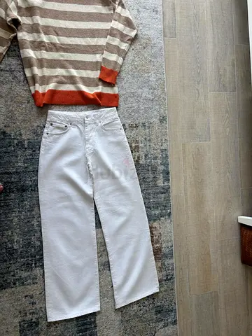 White high-waist wide leg jeans,