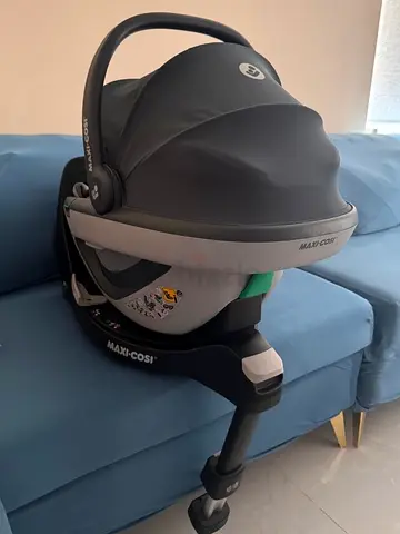 Maxi-Cosi Infant Car Seat with Base and britax stroller