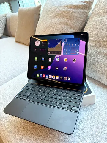 IPad Pro 12,9 inch like new very good condition with keyboard apple