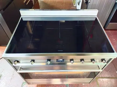 Smeg new model induction electric 5 burner cooker 90x60cm same like new condition for sale
