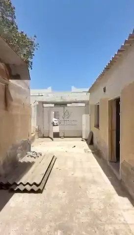 **سعر لقطة | بيت شعبي في الغافية | حوش خاص | 2,500 قدم² | 4 غرف وصالة | قابل للتطوير** فرصة عقارية مميزة في منطقة الغافية للراغبين بامتلاك بيت شعبي ب