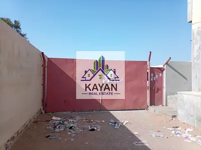 حوطه 50 ألف قدم مع شبرة 5 آلاف قدم، كهرباء 100 كيلو، غرف عمال، بوابتين، شارع رئيسي.