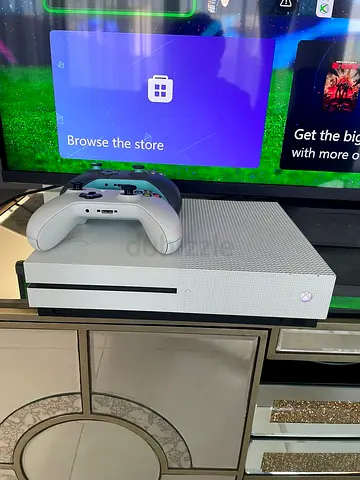 Xbox One S 1TB with two Controller - very good Working Condition