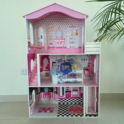 Dollhouse with furniture