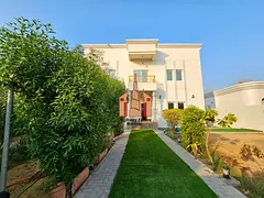 4 Bed room 2 Hall Majlis Maids room big gardan parking like new villa
