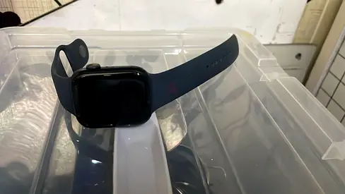 apple watch series 9 in good condition with silicone strap