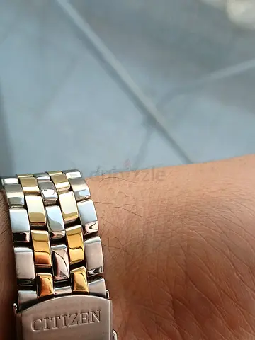 Citizen golden colour stainless steel watch bracelet made in japan sapphire glass .no battery needed