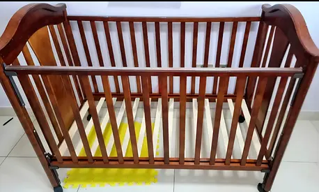 Wooden Baby Crib / Cot in good used condition, convertible side rail