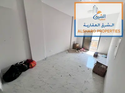 بلكونة باطلالة مفتوحة _ صالة منفصلة _ غرفة ماستر _ صرف صحي مجاني _ موقع مميز قريب من السوق الصيني بجوار جميع الخدمات _ سهل المخرج لدبي