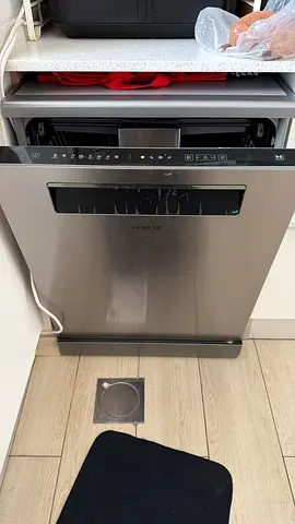 HITACHI digital screen , Stainless Steel Freestanding Dishwasher - Good Working Condition