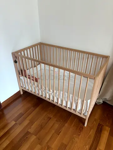 Light wood baby crib - good condition