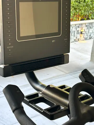 NordicTrack S10i - (Used twice) stationary exercise bike with interactive console - New condition