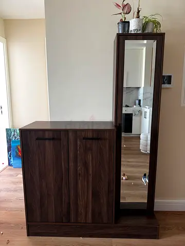 Shoe rack with mirror