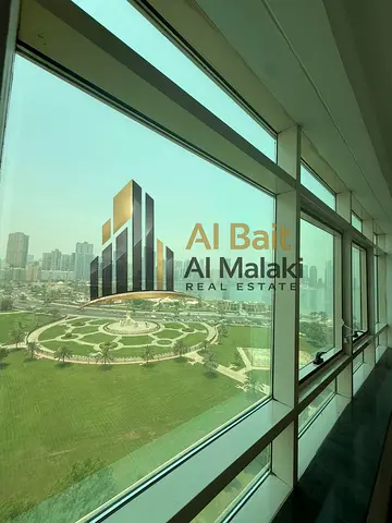 شقة واسعة للبيع بمساحة 2,180 قدم مربع | 3 غرف وصالة | 3 حمامات | موقف سيارة | تصميم عملي وإضاءة طبيعية | موقع مميز | السعر 1,100,000 درهم