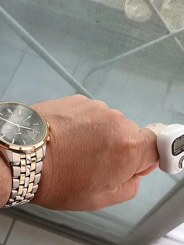 Citizen golden colour stainless steel watch bracelet made in japan sapphire glass .no battery needed