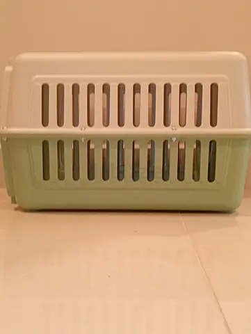 Sturdy Plastic Pet Carrier with Metal Door – (Good Condition)