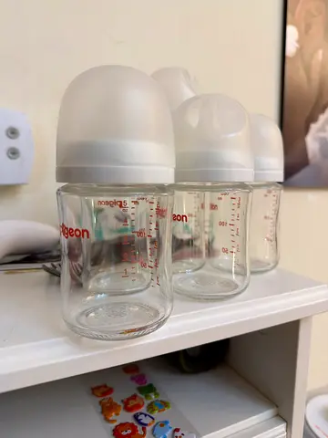 Set of 6 pigeon /Glass Baby Feeding Bottles with Lids - Good Condition