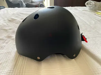 Black Skateboard-Style Helmet – Medium