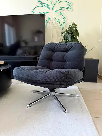 Kelinge black swivel lounge chair with chrome base - comfortable and stylish