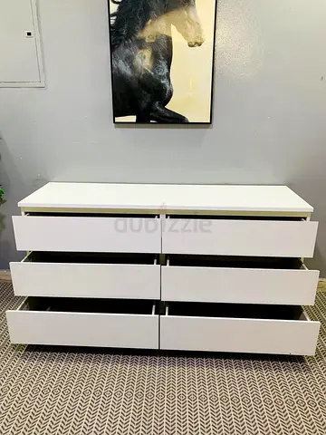 White 8-Drawer Low Dresser / Chest in Good Condition