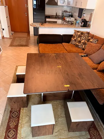 Coffee Table extendable to dining table with 4 stools - great condition