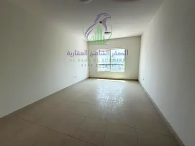 شقة غرفتين وصالة للإيجار في التعاون – الشارقة، غرفتان ماستر، تشطيب حديث، تكييف مركزي وموقف سيارة، في موقع مميز وقريب من الخدمات.
