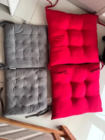 Set of 4 tufted seat cushions (2 red, 2 grey) - good condition