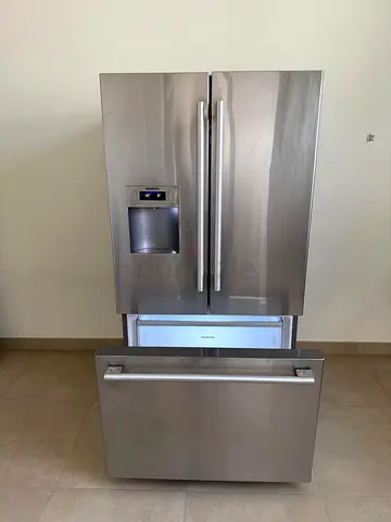 Stainless Steel French Door Refrigerator with Bottom Freezer and Water Dispenser