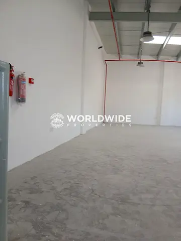 مستودع بالطابق الأرضي كامل بمساحة 1600 قدم مربع مع كهرباء 23 كيلووات جاهز للانتقال في المنطقة الصناعية جرف 1، عجمان