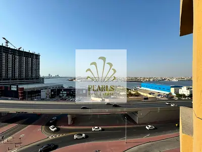 شقة ثلاث غرف وصالة بإطلالة بحرية ساحرة للإيجار السنوي في أبراج الخور – عجمان بجانب جميع الخدمات والمرافق العامه