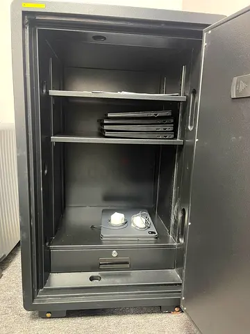 Large Security Safe — PERFECT Condition