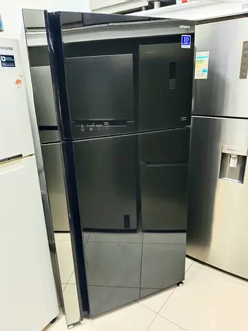 Hitachi black glass 2-door refrigerator — good condition, 10-year warranty motor capacity 910L