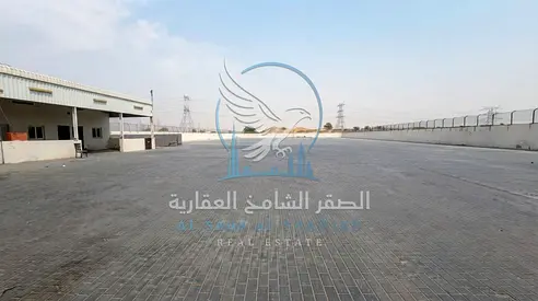 حوطه مساحه 60 الف قدم مربع | كهرباء 50 كيلو وات | مع مكاتب وغرف وحمامات | ارضيه انترلوك | شارع رئيسي