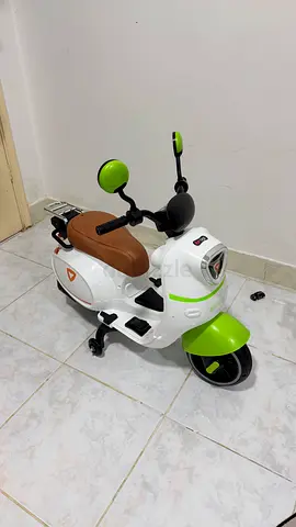 Kids electric ride-on scooter, white with green accents - good condition