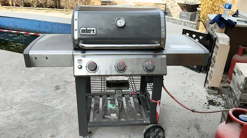 Weber-style 3-Burner Gas BBQ Grill with Side Shelves and Wheels