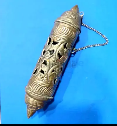 Antique metal message holder design