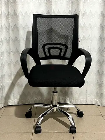 Black Mesh Ergonomic Office Chair with Armrests — Light Used