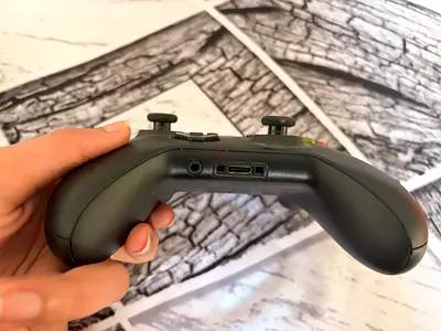 Used Xbox One wireless controller (black) - good working condition