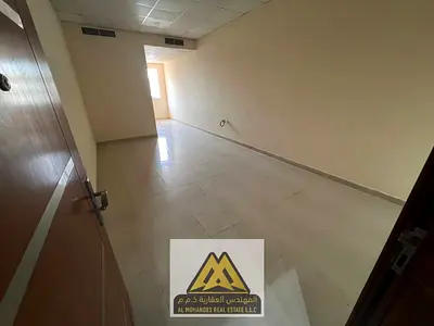استديو مساحة كبيره/ غاز مركزي/ مطبخ شبه منفصل/ بمنطقة الروضه1 خلف مركز شرطة الحميدية بجوار جميع الخدمات