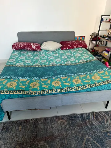 Queen size bed frame - good condition