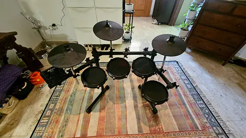 Electronic drums, all cables, easy assembly with amp and cable.