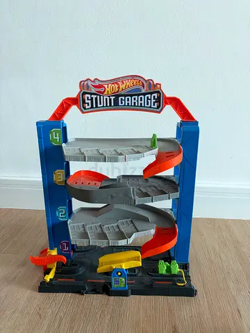 Hot Wheels City Stunt Garage Playset