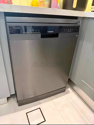 Siemens Freestanding iQ300 Dishwasher + neat and clean