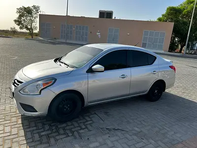2019 Nissan VERSA photo 2